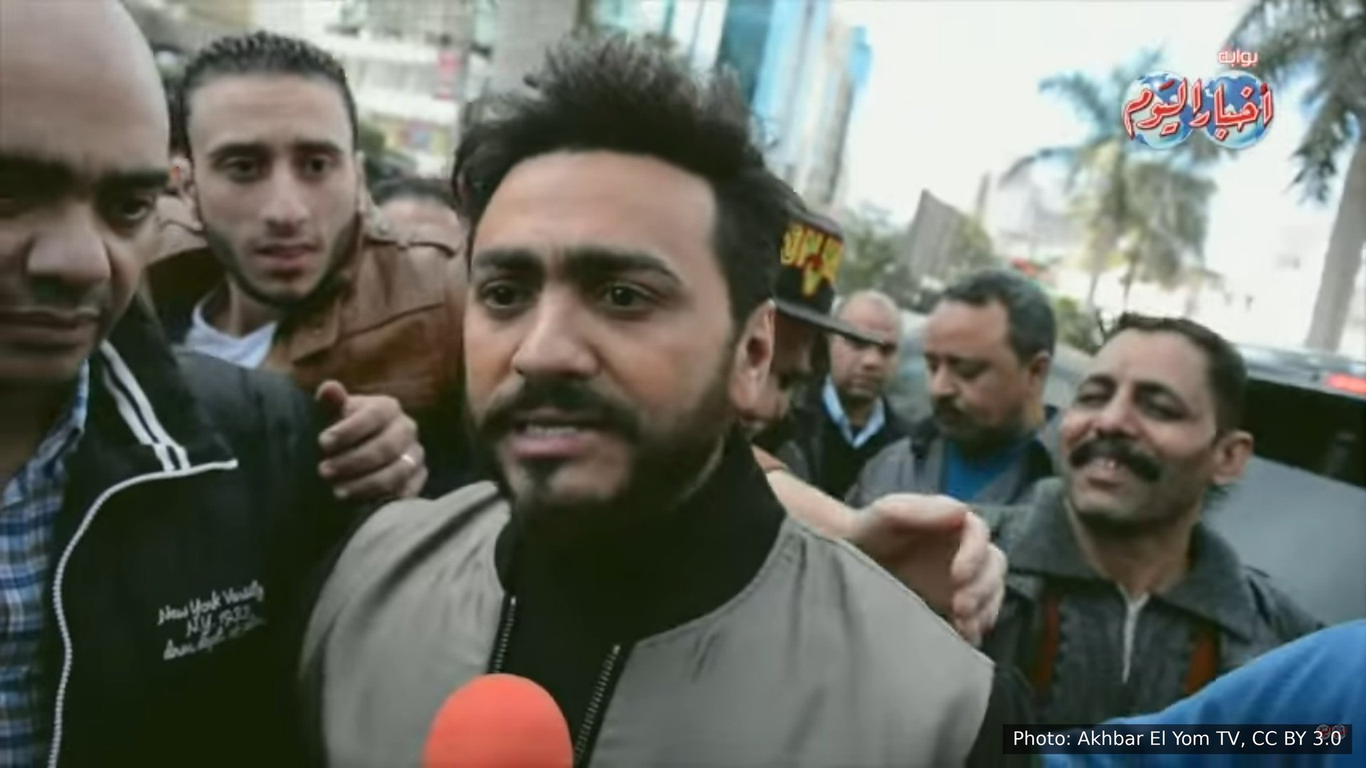 Tamer Hosny surrounded by fans in Egypt